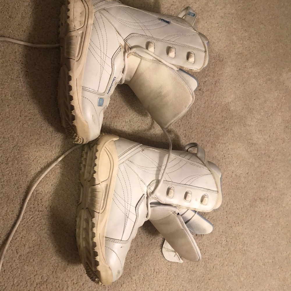 Snowboard boots